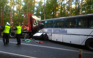 Dwie osoby nie żyją po zderzeniu autobusu szkolnego z ciężarówką